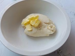 加黄油继续揉。