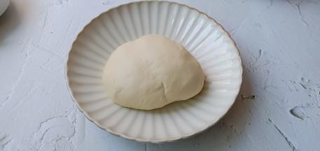 揉好的面团盖保鲜膜醒30分钟。