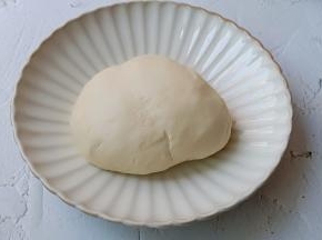 揉好的面团盖保鲜膜醒30分钟。