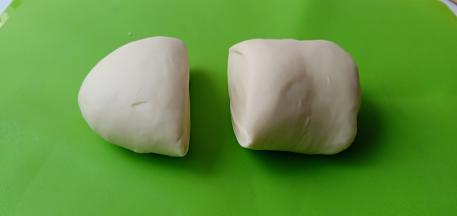 醒好的面团分成两个。