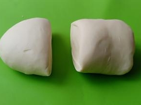 醒好的面团分成两个。