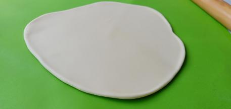 擀成薄薄的圆片。