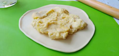 面皮中间放上榴莲肉。