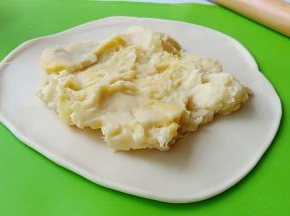 面皮中间放上榴莲肉。