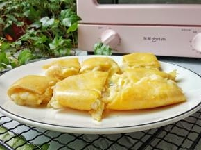 刚出锅的榴莲饼简直让榴莲控大呼过瘾！再加上超多的芝士碎一起包制而成，拉丝效果没的说。