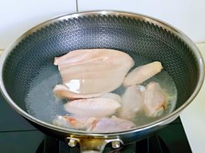 首先将鸡翅与猪耳朵焯水，冷水下锅，大火烧开，煮2分钟，捞出用温水冲洗干净。