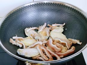 下入猪耳丝翻炒。