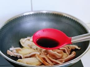 再加入生抽翻炒均匀。