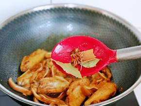 加入香叶，桂皮，八角。