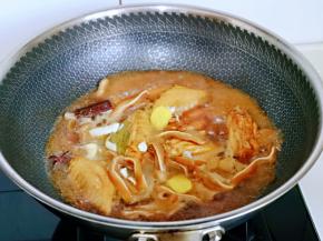 加入纯净水，没过食材为佳，加入切好的姜蒜，盖上盖子，煮开，转中小火炖约20分钟。