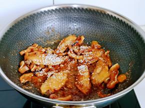 大火收汤至浓稠，撒上熟白芝麻，翻炒均匀即可出锅。