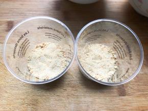 先放一层消化饼干，压实