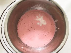 将纯牛奶和草莓酸奶液混合搅拌均匀