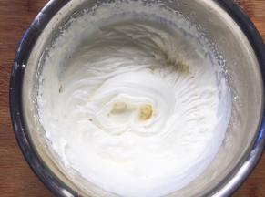 淡奶油加糖打发，打发至有明显纹路状态