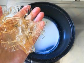 将泡软的吉利丁片挤去多余水分，放入奶锅中，小火加热至吉利丁片融化