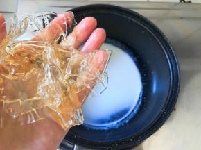 将泡软的吉利丁片挤去多余水分，放入奶锅中，小火加热至吉利丁片融化