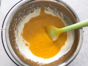 淡奶油和芒果酸奶混合