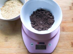 我直接买的奥利奥碎，放入碗中，用擀面杖压细