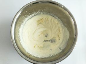 淡奶油加糖打发至有明显纹路状态