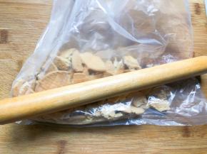 消化饼干放入保鲜袋，用擀面杖擀碎