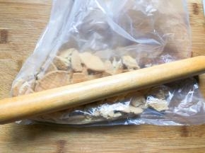 消化饼干放入保鲜袋，用擀面杖擀碎
