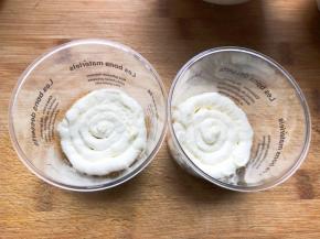 木糠杯先放一层饼干，再挤上一圈奶油，就这样一层奶油，一层饼干做到杯顶