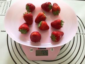 草莓洗干净，去蒂切块