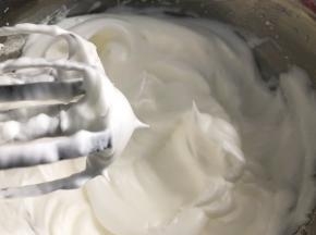 打发至拉起打蛋头有小尖状态