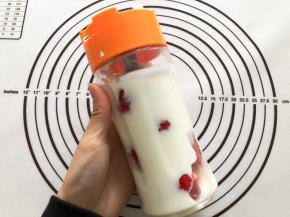 将草莓和酸奶放入果汁机中