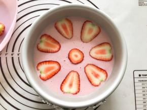 倒入6寸模具中，摆上草莓即可