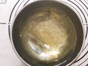 吉利丁片泡冷水中，泡软