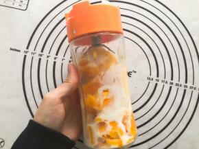 芒果去核切块和酸奶混合，放入榨汁机中