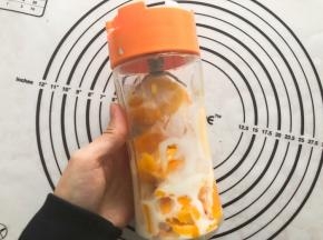芒果去核切块和酸奶混合，放入榨汁机中