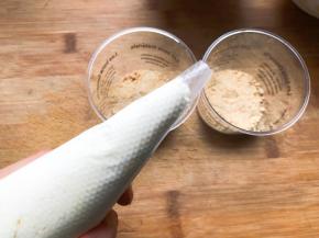 淡奶油装入裱花袋，剪一个口子