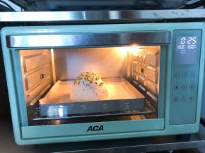 放入预热好的烤箱150度，下层25分钟，上下火