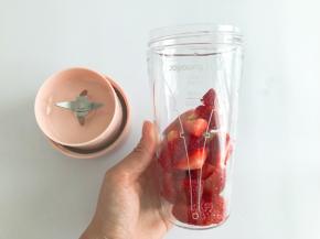 草莓洗干净，切块放入榨汁杯中