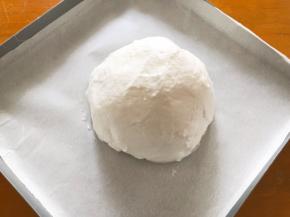 把蛋白倒入烤盘，用刮刀堆出形状