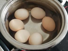 把鸡蛋放入锅中，加入没过鸡蛋的水，把水烧开，煮几分钟，把鸡蛋煮熟
