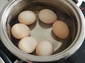 把鸡蛋放入锅中，加入没过鸡蛋的水，把水烧开，煮几分钟，把鸡蛋煮熟