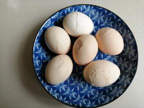 鸡蛋捞起来，用小汤匙将蛋壳轻轻敲出裂纹