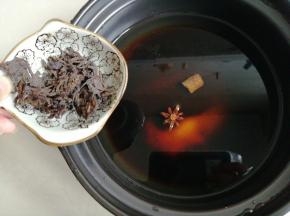 把八角1个，桂皮1克，酱油30克，茶叶1把，盐适量，糖适量都倒入锅里，加入水