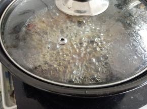 盖上锅盖，把水烧开后，转小火煮3分钟