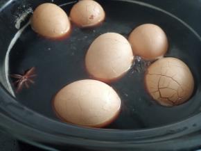 把鸡蛋放入，再次把水烧开，后转小火煮1个小时左右，中途翻动一下鸡蛋