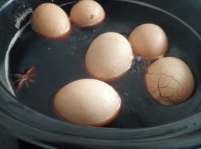 把鸡蛋放入，再次把水烧开，后转小火煮1个小时左右，中途翻动一下鸡蛋