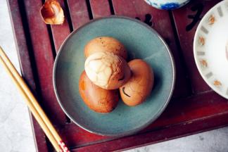 煮好后，把鸡蛋继续留在茶叶水中，继续泡上几个小时，味道更佳哟