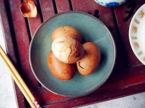 煮好后，把鸡蛋继续留在茶叶水中，继续泡上几个小时，味道更佳哟
