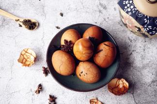 泡得越久，鸡蛋的颜色更深