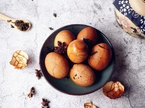 泡得越久，鸡蛋的颜色更深