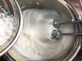 蛋白分三次加入白砂糖打发，最后一次加入白砂糖的时候，一起加入玉米淀粉打发