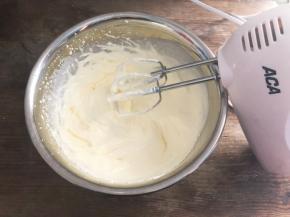 淡奶油加糖打发至6分发，有一点纹路状态